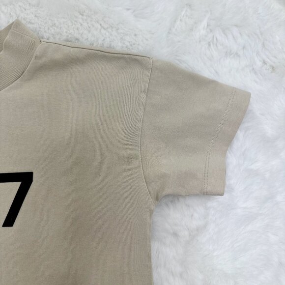 Fear of God Essentials kids’ “1977” short-sleeve t-shirt - Picture 3 of 7
